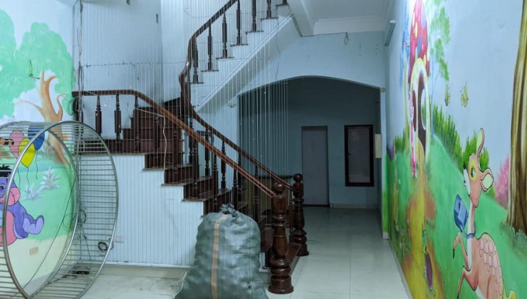 Cần cho thuê nhà riêng mặt phố Hoàng Mai, 60m2, 4 tầng, 5 ngủ, ô tô đỗ cửa, giá 16 Triệu/tháng.